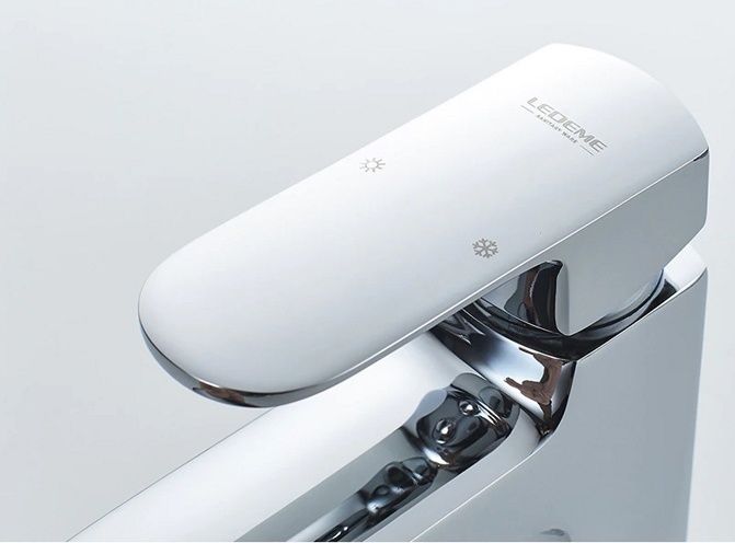 Смеситель для умывыльника с лейкой Ledeme L1254