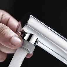 Смеситель для умывальника с выдвижной лейкой черный Ledeme L1055B-25