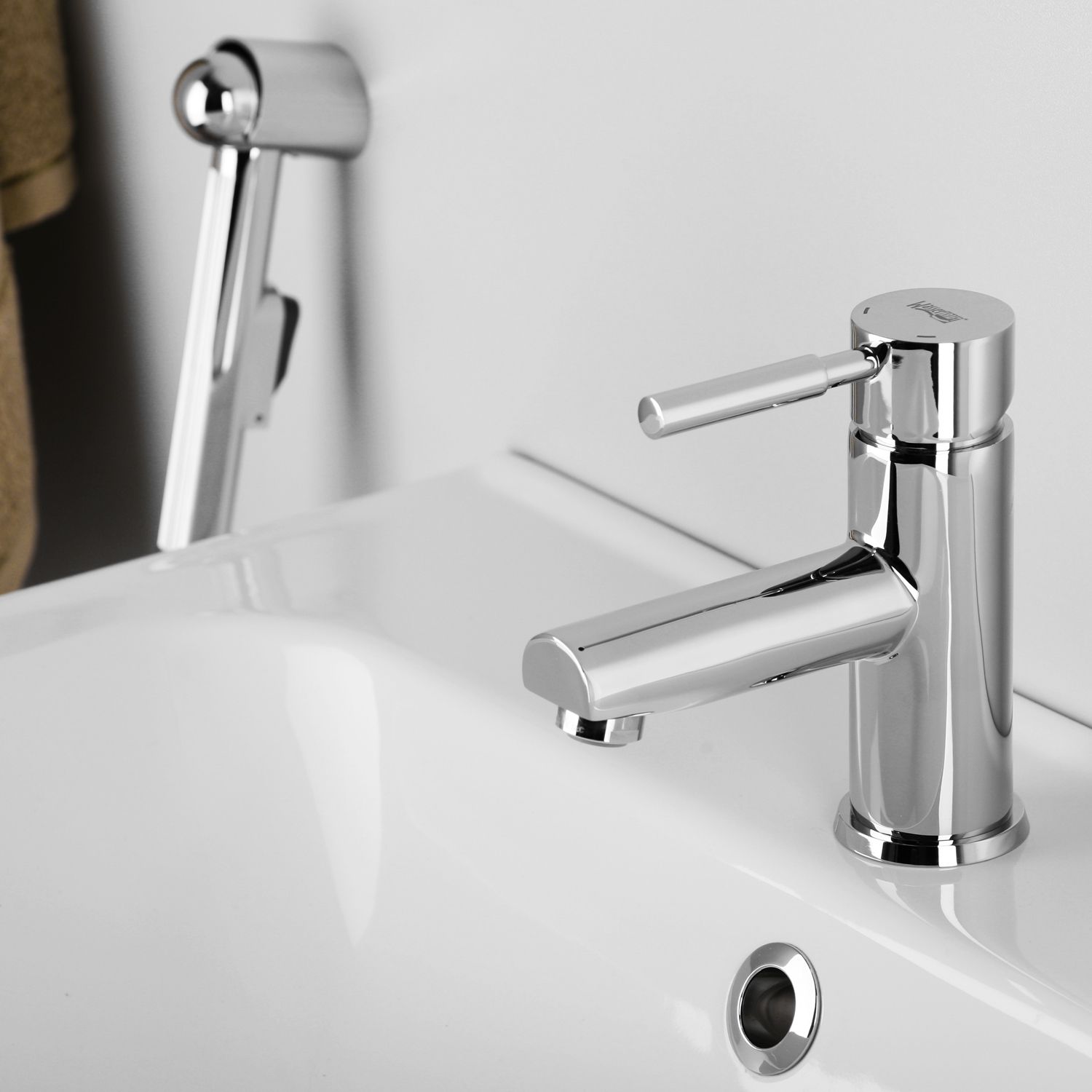 Смеситель для умывальника с гигиенической лейкой WasserKRAFT Main, 4108