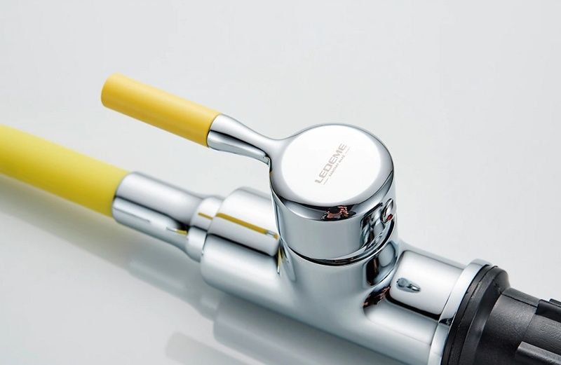 Смеситель для умывальника с гибким изливом желтый/хром Ledeme L1399-4