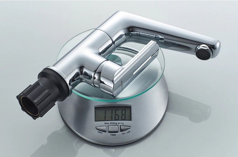 Смеситель для умывальника с поворотным изливом Ledeme L1066