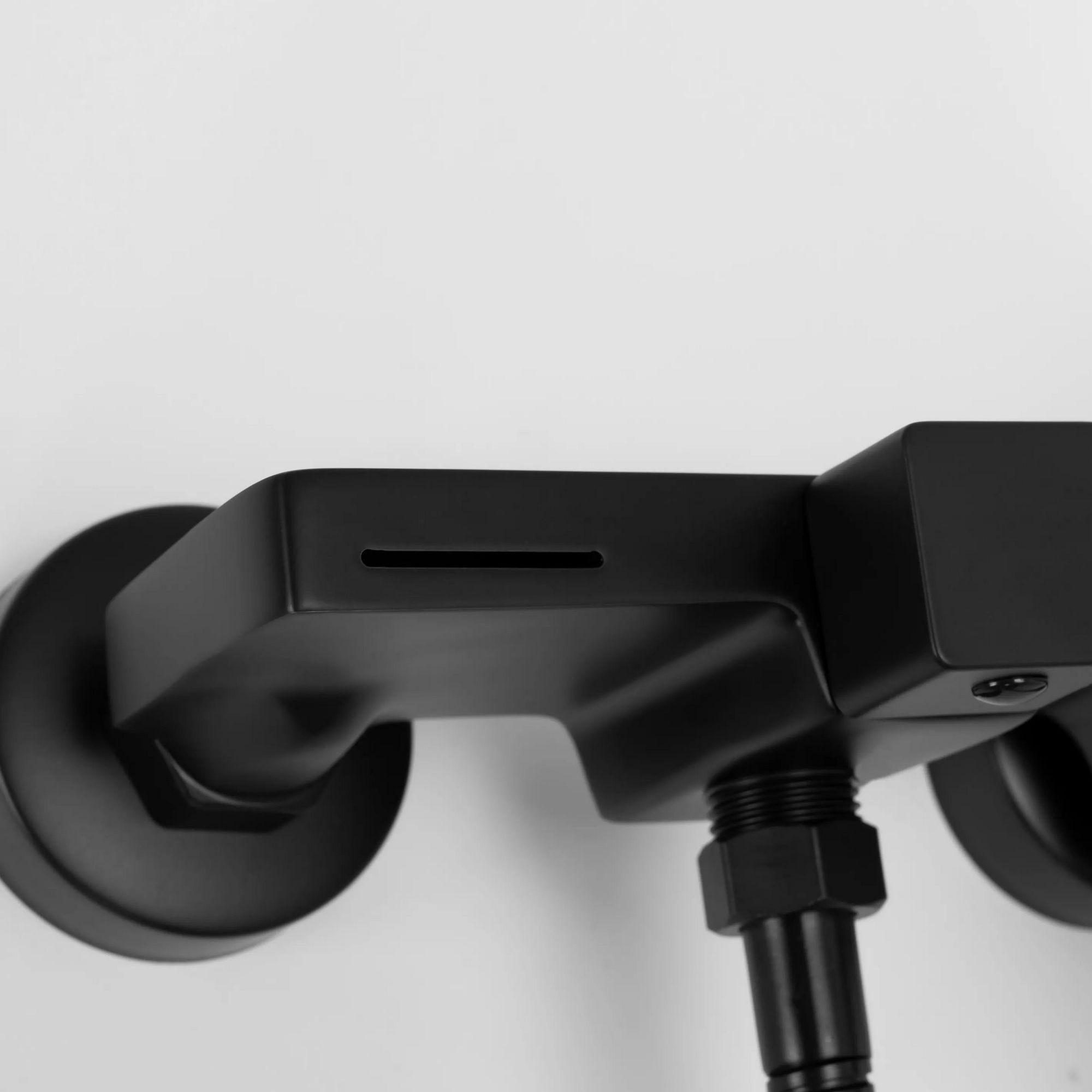 Смеситель для ванны Rea Berg Black, REA-B2040