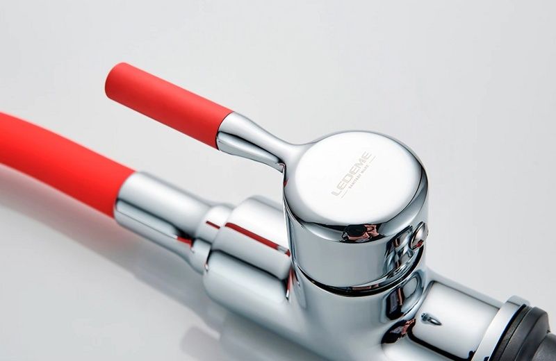 Смеситель для умывальника с гибким изливом красный/хром Ledeme L1399-1