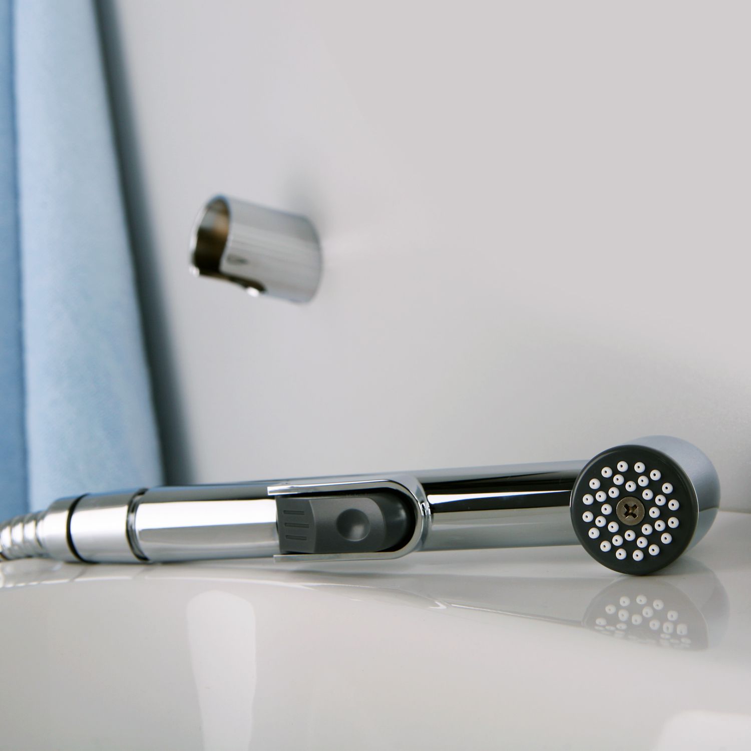 Смеситель для умывальника с гигиенической лейкой WasserKRAFT Main, 4108