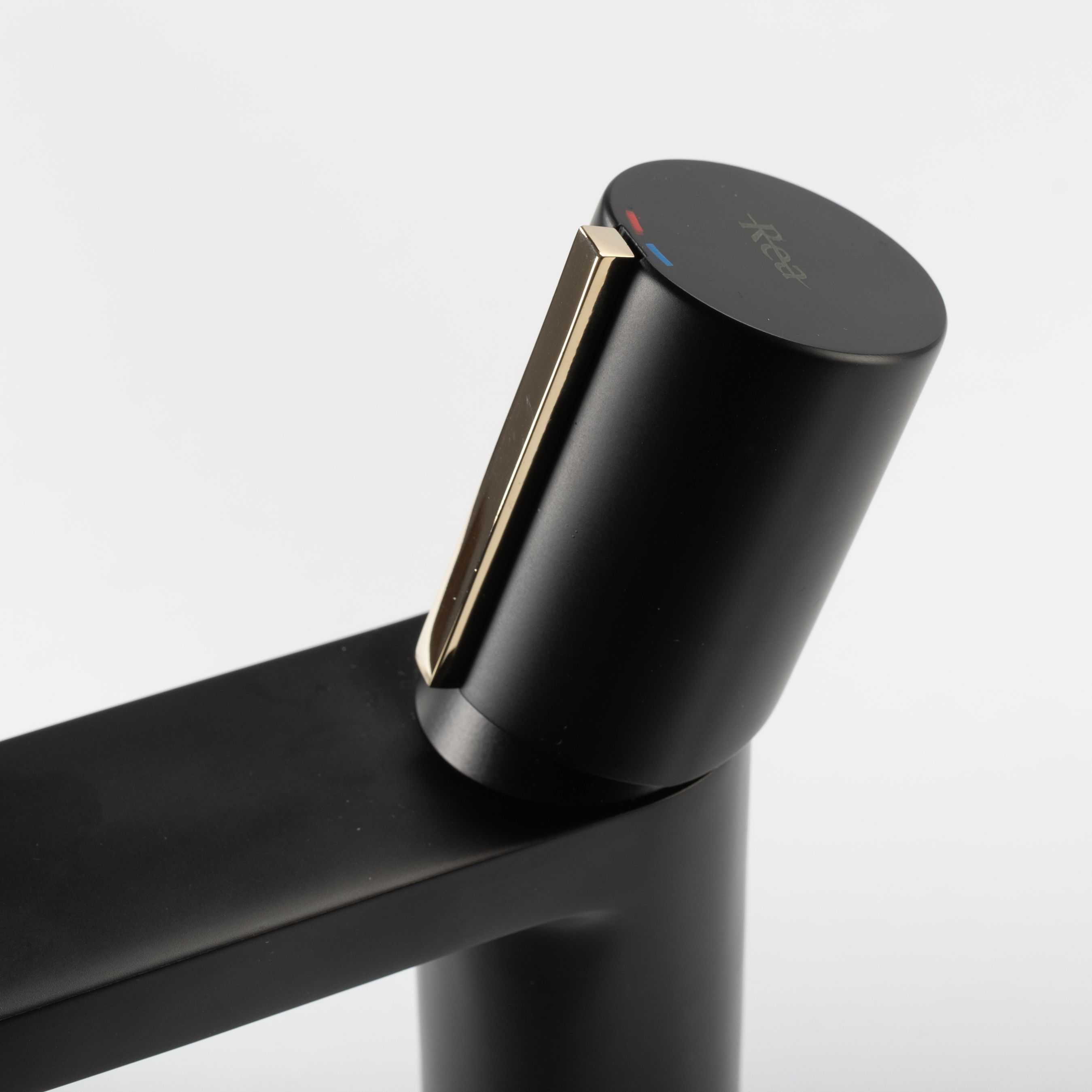 Смеситель для умывальника Rea Icon Black/Gold, REA-B5680