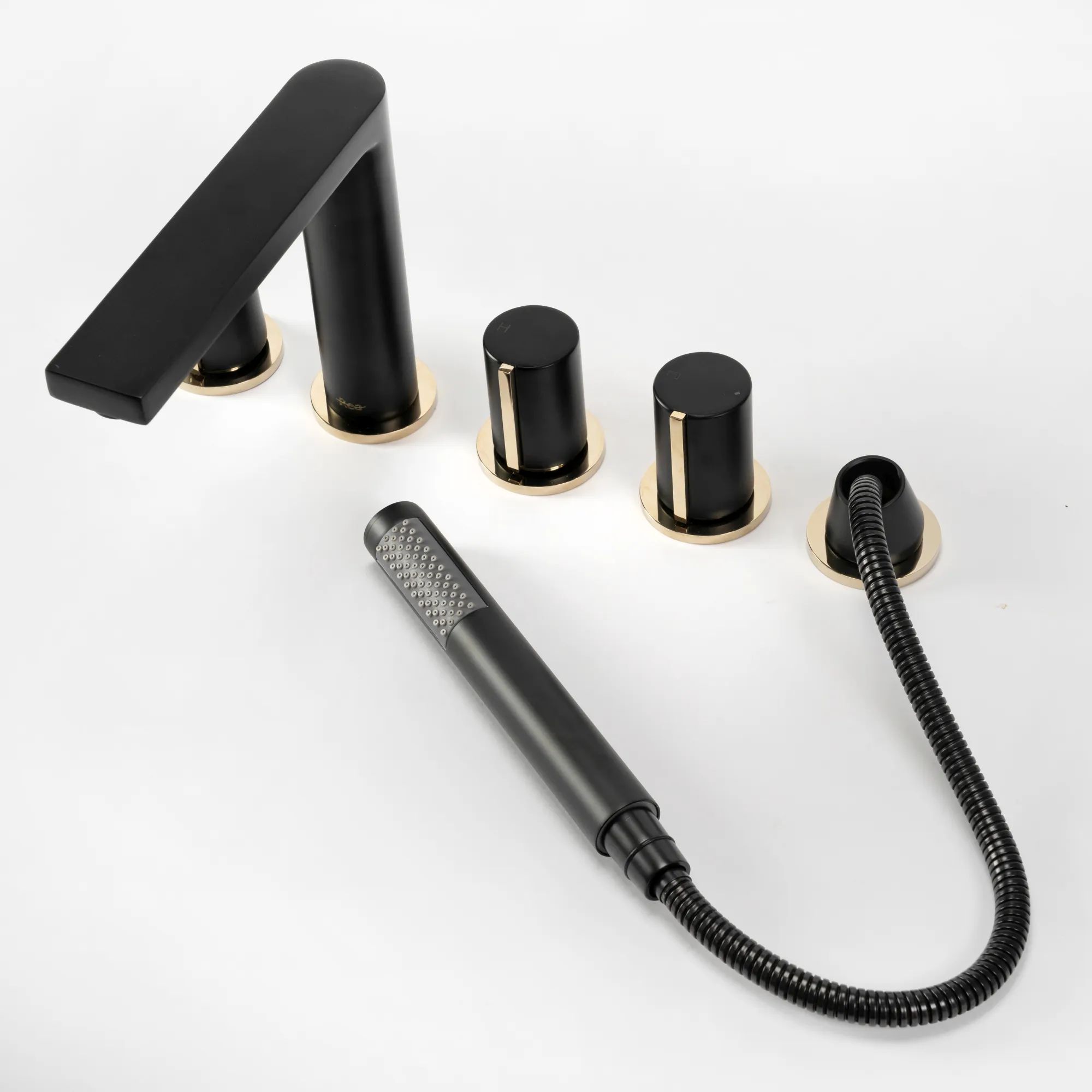 Смеситель на борт ванны Rea Icon Black, REA-B3622