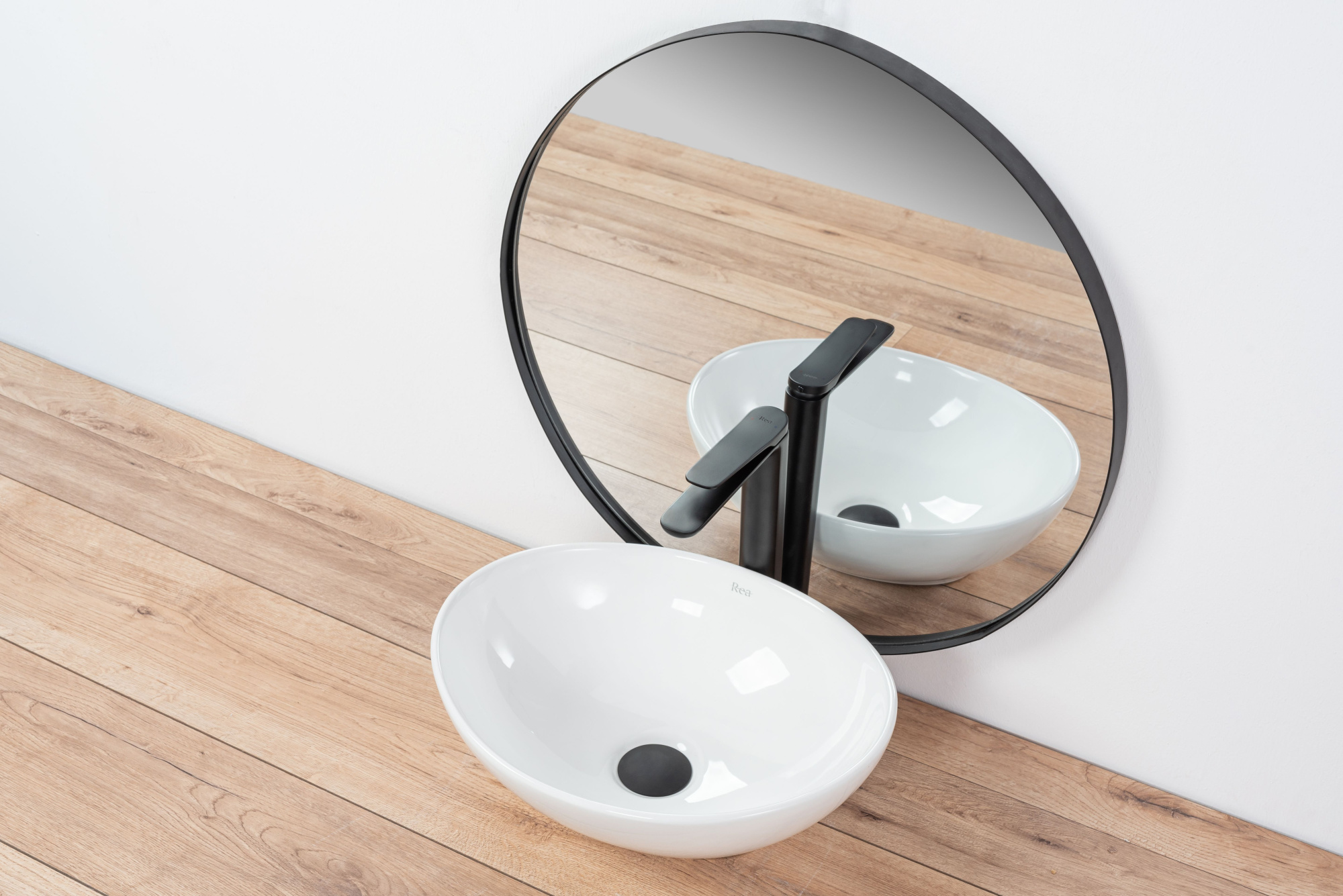 Смеситель для умывальника Rea Creek Black, REA-B8404